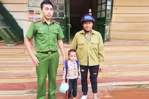 Si Ma Cai: Công an xã giúp cháu bé đi lạc tìm được người thân