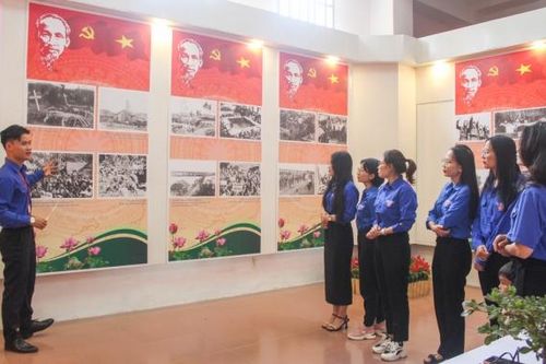 Triển lãm hình ảnh 79 năm Cách mạng Tháng Tám và Quốc khánh 2/9