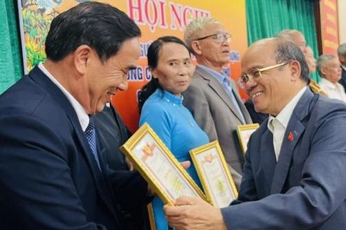Biểu dương 52 người cao tuổi tham gia xây dựng hệ thống chính trị ở thôn, tổ dân phố