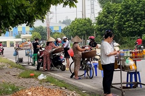 Hàng rong bủa vây Khu công nghiệp Thụy Vân
