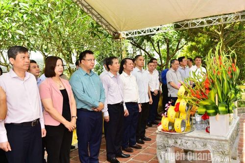 Đoàn công tác Bộ Nội vụ về nguồn tại Sơn Dương