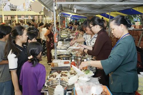 Hơn 1.000 người dân tham dự hội chợ ẩm thực chay tại chùa Pháp Võ (H.Nhà Bè)