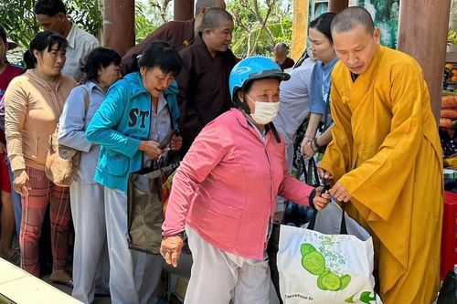 Chùa Kim Thiền, thiền viện Vạn Hạnh trao học bổng và quà đến học sinh, người dân khó khăn