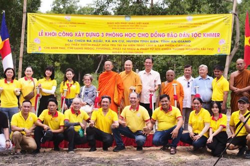 Chùa Tường Nguyên khởi công xây 3 phòng học, Ban TTXH Phật giáo tỉnh Gia Lai tặng quà học sinh
