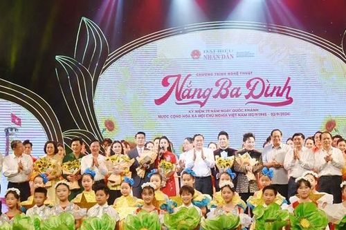 Chủ tịch Quốc hội Trần Thanh Mẫn dự Chương trình nghệ thuật đặc biệt 'Nắng Ba Đình'