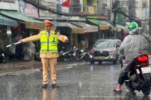 CSGT Đà Lạt dầm mưa đảm bảo an toàn giao thông