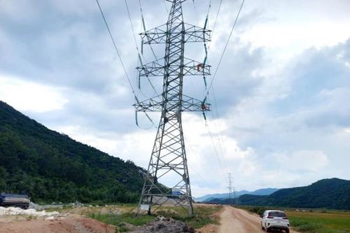 Tiến độ thi công cao tốc ở Phú Yên gặp khó khi hàng loạt cột điện 'thi gan'