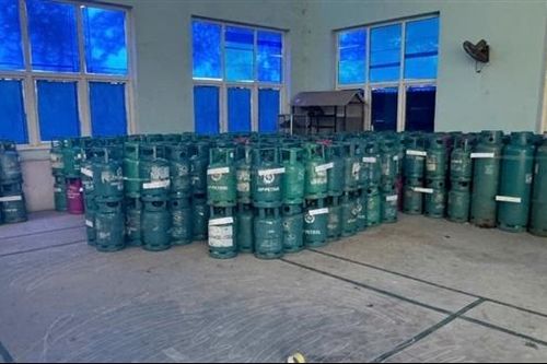 Kiểm tra khu lán tạm ven đê, bắt quả tang 6 đối tượng sang chiết gas các thương hiệu lớn