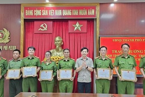 Thưởng nóng Công an TP Pleiku về thành tích triệt phá sòng bạc quy mô lớn