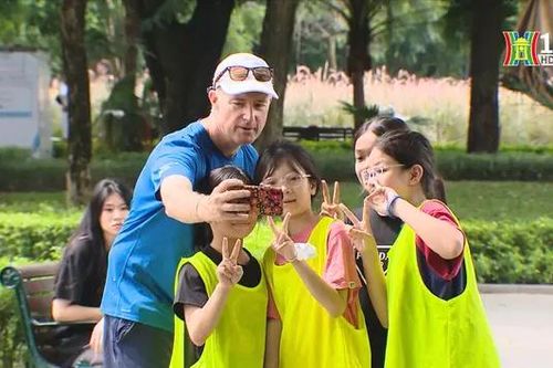 Lên hồ Gươm vừa học tiếng Anh vừa quảng bá du lịch