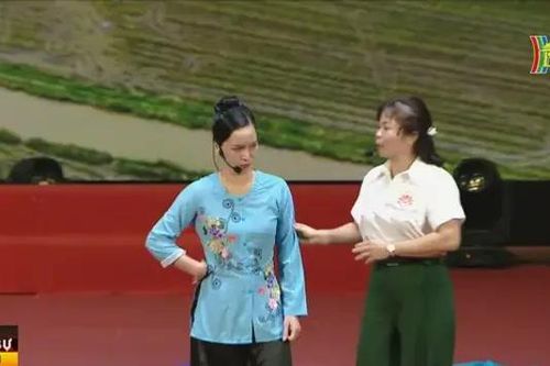 Cán bộ dân vận phải mắt trong, tai nghe, chân đi...