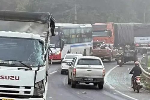 Xe khách va chạm với xe tải, hai người thương vong