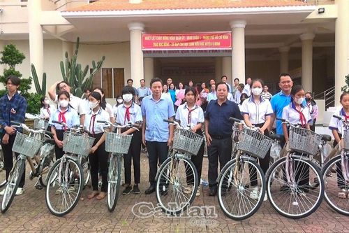 Tiếp sức học sinh nghèo