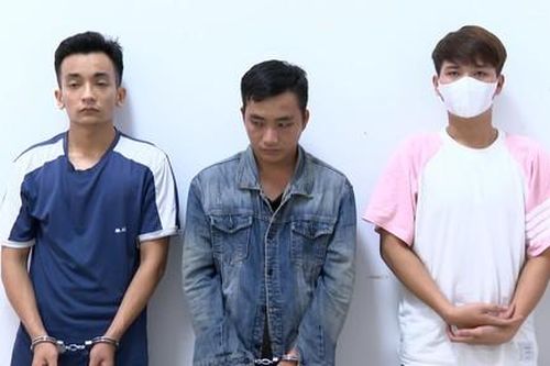 3 thanh niên chặn đường đánh khách hát karaoke khiến 1 người tử vong