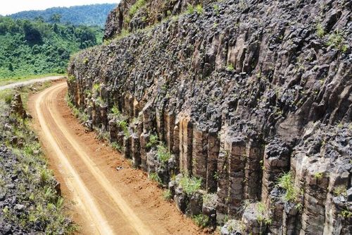 Cận cảnh dãy núi đá kì vĩ bất ngờ lộ thiên khi thi công thủy điện ở Quảng Nam