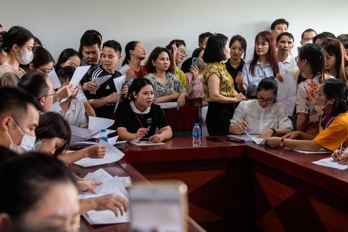 Phụ huynh bỏ làm, thấp thỏm chờ kết quả con vào trường Tây Mỗ 3