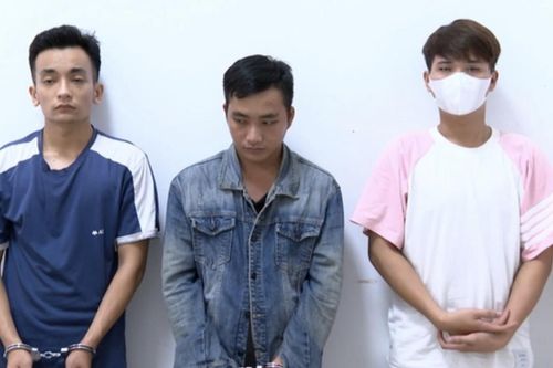 Thấy người yêu làm ở quán karaoke đến khuya, gã trai rủ bạn đánh khách tử vong
