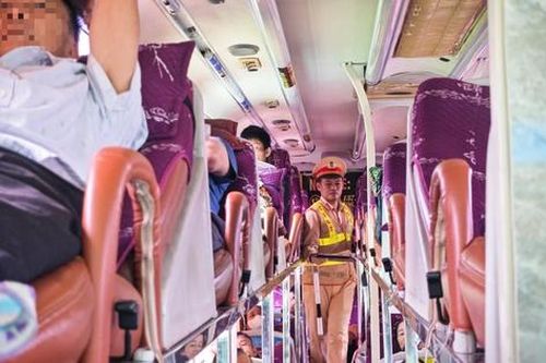 CSGT kiểm tra từng phương tiện xuất bến để bảo đảm an toàn giao thông dịp 2/9