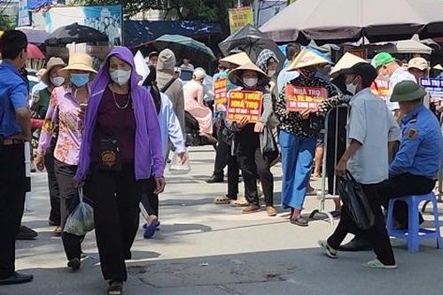 Lộn xộn trước cổng Bệnh viện K Tân Triều, công an địa phương nói gì?