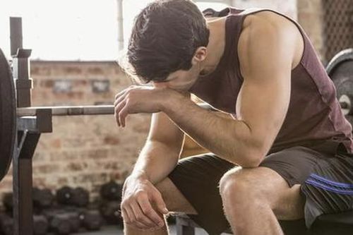 Người đàn ông xuất huyết não khi đang tập gym