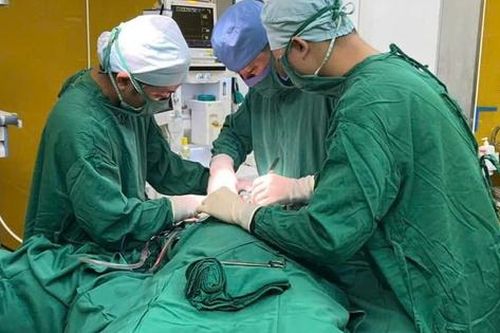 Cứu sống thanh niên bị dập nát vùng cổ, rách khí quản