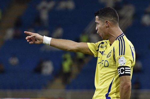 Ronaldo sút phạt kinh điển, áp sát thành tích Messi