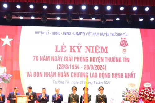 Huyện Thường Tín vinh dự đón Huân chương Lao động hạng Nhất