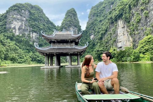Chủ nhà hàng ở Ninh Bình thức đến đêm chờ đón đoàn khách Ấn Độ