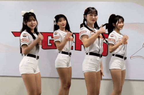 Danh tính các hoạt náo viên đang gây bão TikTok bằng một điệu nhảy
