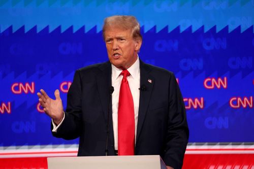 Ông Trump bất ngờ mở bán bộ đồ 'tối hậu'