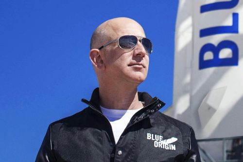 Thú chơi chuyên cơ, siêu du thuyền nửa tỷ USD của Jeff Bezos