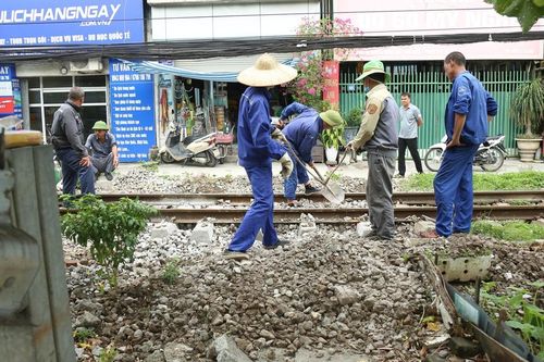 Liên tục xảy ra tai nạn đường sắt, huyện Thanh Trì đóng lối đi tự mở