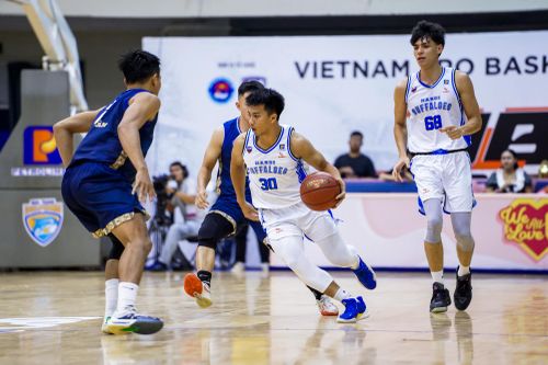 Hanoi Buffaloes lội ngược dòng ở những giây cuối cùng