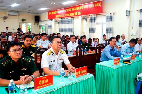 Vùng 4 Hải quân tặng quà, khám sức khỏe và cấp thuốc cho ngư dân Bình Thuận
