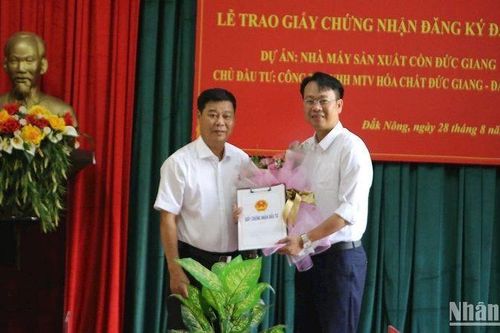 Đắk Nông trao chứng nhận đầu tư Dự án nhà máy sản xuất cồn Đức Giang