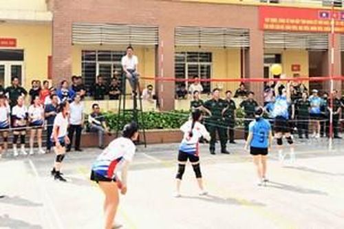 Sôi nổi các trận đấu Giải thể thao nội dung bóng chuyền hơi nữ