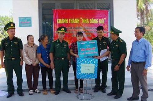 Bàn giao nhà đại đoàn kết và nhà đồng đội