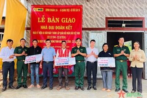 Trung đoàn 726 bàn giao 3 nhà 'Đại đoàn kết' tặng các gia đình có hoàn cảnh khó khăn