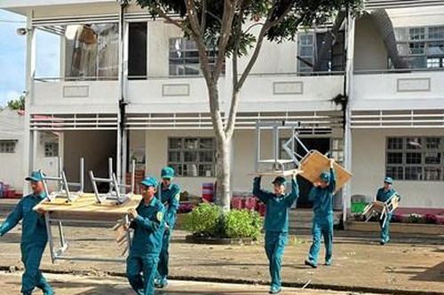 Cán bộ, chiến sĩ Bộ CHQS tỉnh Lâm Đồng khẩn trương khắc phục hậu quả dông lốc