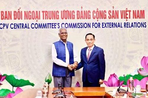 Trưởng Ban Đối ngoại Trung ương Lê Hoài Trung hội đàm với Tổng Bí thư Đảng Cộng sản Ấn Độ