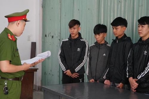 Khởi tố nhóm thiếu niên côn đồ