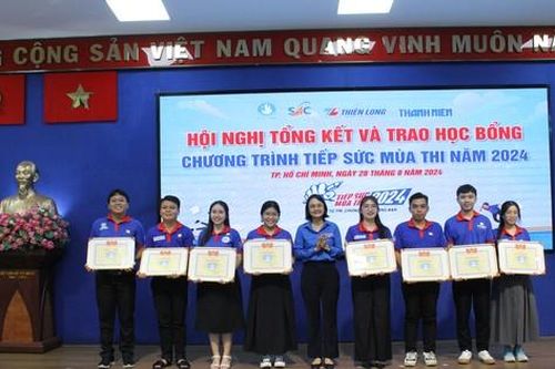 Khen thưởng 4 tập thể và 22 cá nhân tiêu biểu chương trình 'Tiếp sức mùa thi' năm 2024 tại TP. HCM
