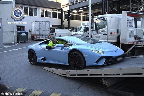 Dân chơi nộp đơn thất nghiệp tậu Lamborghini tiền tỷ, bị cảnh sát 'tóm'