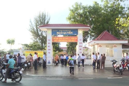 Học sinh Cà Mau háo hức khi gặp lại thầy cô, bạn bè sau kỳ nghỉ hè