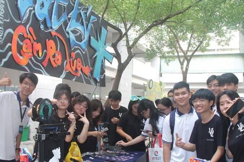 Học sinh lớp 10 hào hứng trải nghiệm các câu lạc bộ, dự án tại 'ngôi nhà mới'