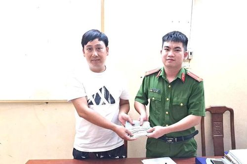 Nam thanh niên trao lại hơn 30 triệu đồng để trả người đánh rơi