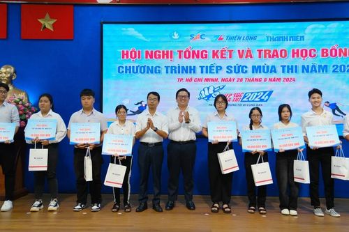 Trao tặng học bổng 'Tiếp sức mùa thi' cho thí sinh đặc biệt khó khăn