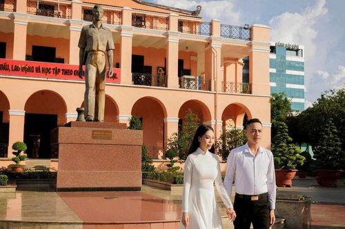 Hoa hậu sắc đẹp hoàn vũ Thanh Hằng thăm Bến Nhà Rồng nhân dịp 2/9