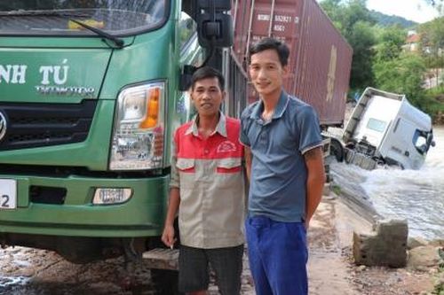 Tặng bằng khen cho 2 'người hùng' dũng cảm cứu tài xế chìm trong nước lũ