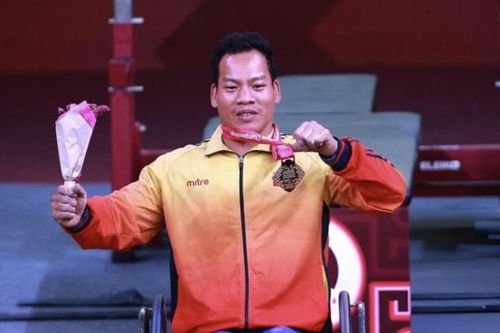 Lê Văn Công và Châu Hoàng Tuyết Loan cầm cờ ở Lễ khai mạc Paralympic 2024